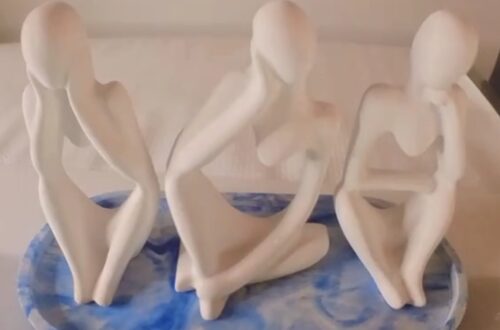 Statuette e vassoio marmorizzato creato con polvere di ceramica